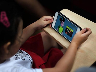 Trẻ em cũng có thể bị xem những video có nội dung xấu trên mạng xã hội như Youtube. Ảnh: Straight Times.
