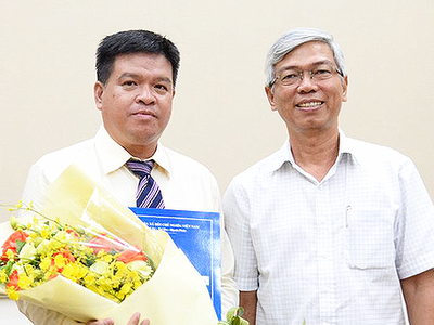 Ông Bùi Hòa An (trái) nhận quyết định bổ nhiệm.