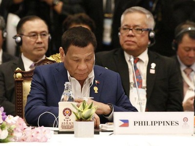 Tổng thống Philippines Rodrigo Duterte cám ơn thuyền viên Việt Nam tại Hội nghị cấp cao ASEAN. Ảnh: GMA.