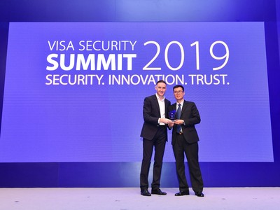 Đại diện Trung tâm thẻ Vietcombank nhận giải thưởng do Tổ chức thẻ quốc tế Visa trao tặng.