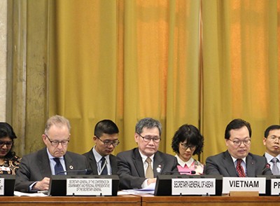 Đại sứ, trưởng phái đoàn Việt Nam tại Geneva Dương Chí Dũng (hàng đầu, đầu tiên từ phải sang) chủ trì Hội nghị Giải trừ quân bị (CD) tại trụ sở Liên Hợp Quốc ở Geneva, Thụy Sĩ hôm 25/6. Ảnh: Bộ Ngoại giao.