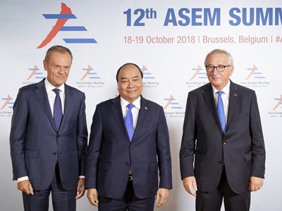 Thủ tướng Nguyễn Xuân Phúc (giữa) được Chủ tịch Hội đồng Châu Âu Donald Tusk (trái) và Chủ tịch Ủy ban Châu Âu Jean-Claude Juncker đón tiếp tại Hội nghị Cấp cao Á – Âu lần thứ 12 tháng 10/2018. Ảnh: EC.