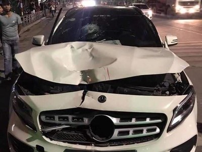 Hiện trường vụ tài xế Mercedes say rượu gây tai nạn làm 2 người tử vong ở Xã Đàn (Hà Nội). Ảnh: Otofun.