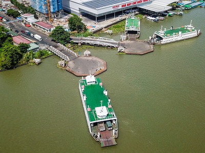 Các chiếc phà Vàm Cống còn hoạt động sau khi cầu bắc qua sông Hậu thông xe hồi tháng 5. Ảnh: Quỳnh Trần.