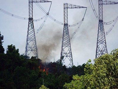 Cháy rừng dưới chân trụ điện 500kV ở Đà Nẵng khiến những khu vực lân cận bị cắt điện. Ảnh: Đ.X.