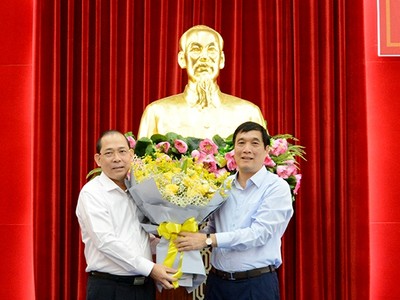 Bí thư Tỉnh ủy Phú Thọ Bùi Minh Châu chúc mừng đồng chí Hoàng Công Thủy được bầu giữ chức Phó Bí thư Tỉnh ủy Phú Thọ nhiệm kỳ 2015 - 2020.