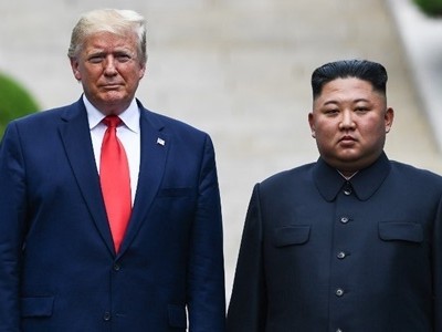 Tổng thống Mỹ Trump (trái) và lãnh đạo Triều Tiên Kim Jong-un tại DMZ ngày 30/6. Ảnh: Reuters.