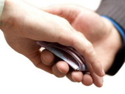 Cựu kiểm sát viên nhận hối lộ bị bắt