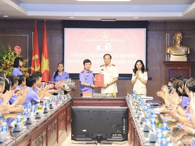 Viện trưởng Viện Kiểm sát nhân dân tối cao Lê Minh Trí trao quyết định cho ông Lê Tiến.