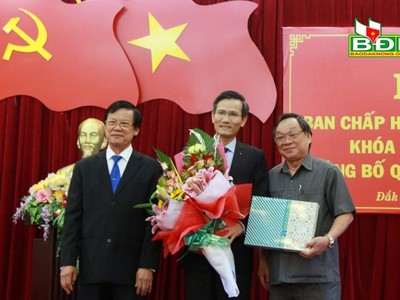 Đồng chí Hà Ban, Phó Trưởng Ban Tổ chức Trung ương và đồng chí Lê Diễn, Bí thư Tỉnh ủy Đắk Nông trao quyết định và chúc mừng đồng chí Cao Huy nhận nhiệm vụ mới.