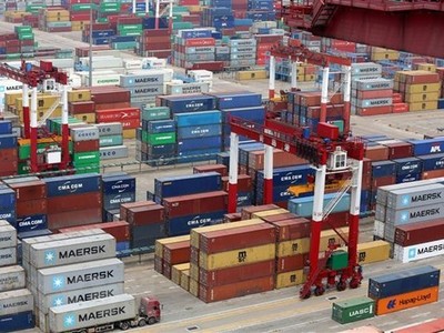 Hàng hóa được xếp tại cảng ở Thanh Đảo, tỉnh Sơn Đông, Trung Quốc. (Nguồn: EPA-EFE/TTXVN).