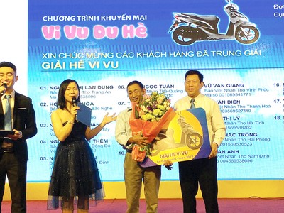 Khách hàng Trần Văn Định tại Nghệ An đã trúng thưởng xe máy từ chương trình “Vi vu du hè”.