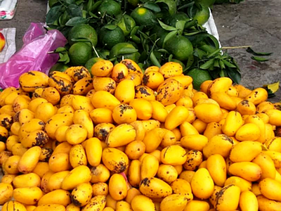 Xoài mút được đổ đống bán ở vỉa hè Sài Gòn với giá rẻ. Ảnh: Thi Hà.