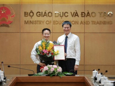 Thứ trưởng Lê Hải An (phải) trao quyết định bổ nhiệm cho ông Nguyễn Việt Hùng.