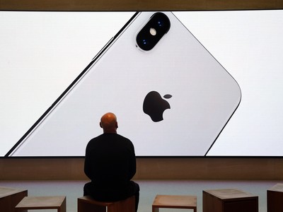 CEO Tim Cook từng hứa hẹn sẽ tăng cường bảo mật cho sản phẩm Apple nhưng chưa hiệu quả. 