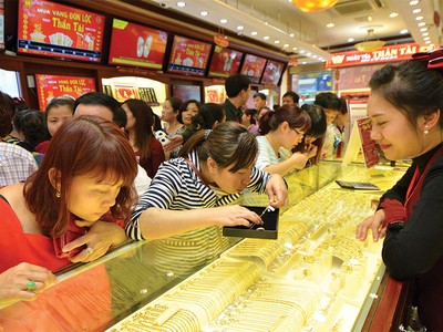 Giá vàng liên tục tăng, người mua cẩn trọng