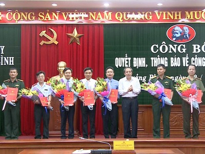Bí thư Tỉnh ủy Quảng Bình Hoàng Đăng Quang trao quyết định và chúc mừng 8 đồng chí được cấp thẩm quyền chuẩn y, bổ nhiệm.