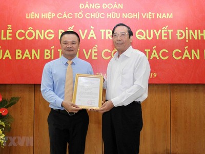 Đồng chí Nguyễn Thanh Bình, Ủy viên Trung ương Đảng, Phó Trưởng ban Thường trực Ban Tổ chức Trung ương trao Quyết định của Ban Bí thư cho đồng chí Bạch Ngọc Chiến. (Ảnh: Văn Điệp/TTXVN).