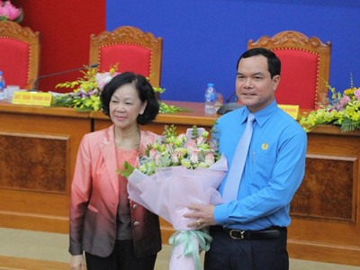 Đồng chí Trương Thị Mai chúc mừng đồng chí Nguyễn Đình Khang.