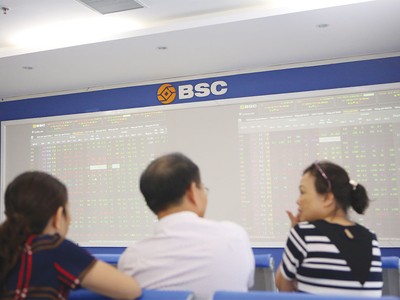 Mới có 18/40 ngân hàng thương mại cổ phần đang hoạt động đưa cổ phiếu lên sàn chứng khoán.