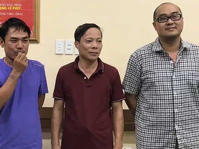 Bách (đứng giữa) cùng hai đồng phạm tại cơ quan điều tra. Ảnh: Quốc Thắng.