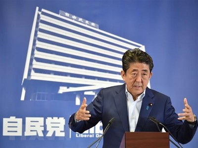 Thủ tướng Nhật Bản Shinzo Abe phát biểu trong cuộc họp báo tại trụ sở đảng LDP tại Tokyo. (Ảnh: AFP/TTXVN).
