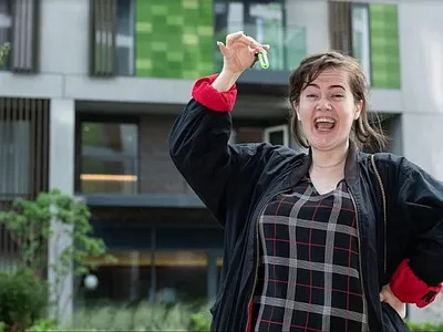 Kat may mắn được chọn trong số 300 người để sở hữu căn hộ trị giá 150.000 bảng Anh. Ảnh: Mirror.