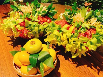 Mẹt hoa hay mâm hoa là những mặt hàng hút khách dịp rằm tháng 7 dù giá tiền triệu.