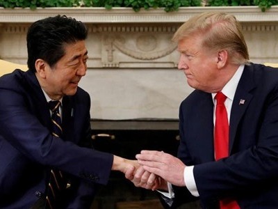 Thủ tướng Nhật Bản Shinzo Abe (trái) và Tổng thống Mỹ Donald Trump (phải) tại Nhà Trắng ngày 26/4. Ảnh: Reuters.