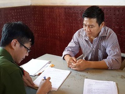 Nguyễn Sỹ Chí tại cơ quan công an.