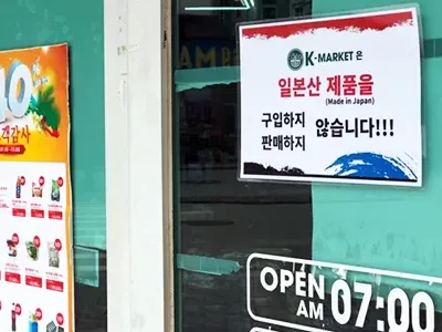 Một siêu thị K-Market tại khu Nam Từ Liêm, Hà Nội thông báo không bán hàng xuất xứ Nhật Bản. Ảnh: Anh Tú.