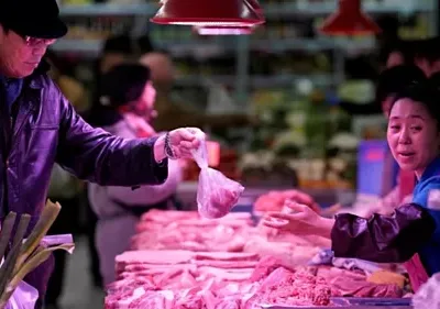 Một quầy bán thịt heo tại Bắc Kinh. Ảnh: Reuters.