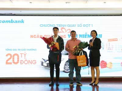 Bà Nguyễn Phương Huyền – Phó tổng giám đốc Khối Cá nhân kiêm Giám đốc P. Khách hàng cá nhân Sacombank (ngoài cùng bên phải) trao quà cho các khách hàng may mắn.