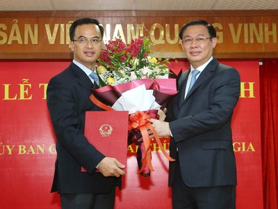 Phó Thủ tướng Vương Đình Huệ trao Quyết định cho ông Vũ Nhữ Thăng. Ảnh VGP/Thành Chung.