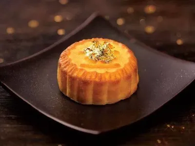 Bánh Trung thu vị trứng sữa dát vàng Kee Wah, HongKong.