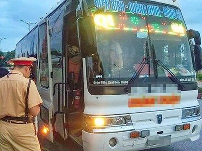 Chiếc xe giường nằm vi phạm (ảnh công an cung cấp).