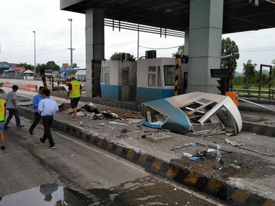 Cabin thu phí bị tông nát.