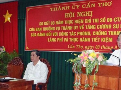 Ông Trần Quốc Trung, Bí thư Thành ủy Cần Thơ phát biểu tại cuộc họp.