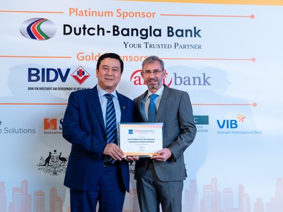 Ông Trần Hoài Nam, Phó tổng giám đốc, đại diện HDBank nhận giải “Green Deal Award” tại Singapore.