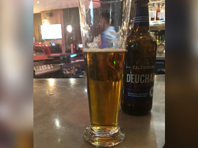 Cốc bia "đắt đỏ nhất lịch sử" là Peter Lalor mua tại khách sạn ở thành phố Manchester. Ảnh: Twitter.