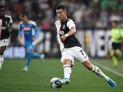 Cristiano Ronaldo chơi trong trận ở Turin hôm 31/8. Ảnh: AFP.