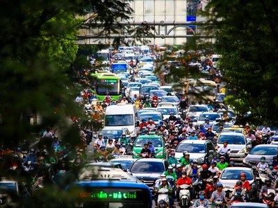 Lối ra vào sân bay Tân Sơn Nhất luôn trong tình trạng xe cộ đông nghẹt. Ảnh: Quỳnh Danh.