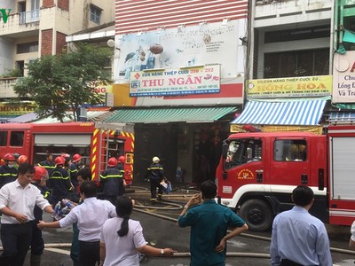 Cháy cửa hàng in thiệp cưới tại TP HCM, khiến giao thông ùn ứ cục bộ. 