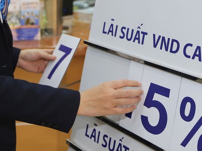 Các nền kinh tế đang giảm lãi suất, tại sao Việt Nam “đứng im”?
