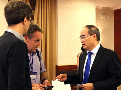 Ông Nguyễn Thiện Nhân trao đổi với các chuyên gia quy hoạch bên lề hội thảo. Ảnh: Mạnh Tùng.