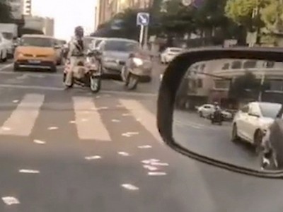 Tiền mặt rơi đầy đường sau phút bốc đồng của người đàn ông Trung Quốc (Ảnh: Weibo).