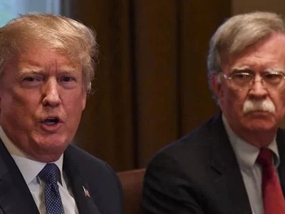 Trump (trái) và John Bolton trong một cuộc họp ở Nhà Trắng năm 2017. Ảnh: Reuters.