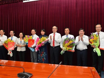 Lãnh đạo Thành ủy, HĐND, UBND TP.HCM chúc mừng 5 Thành ủy viên mới được bổ sung.