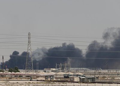 Khói bốc lên từ nhà máy bị tấn công của Aramco tại Saudi Arabia. Ảnh: Reuters.