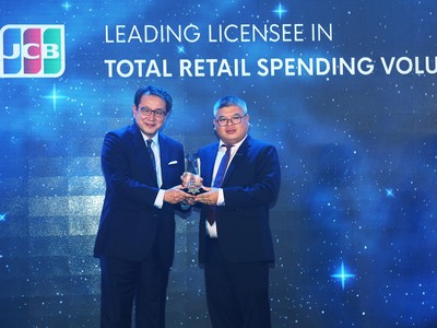 Đại diện Sacombank, Ông Phạm Đức Duy - Giám đốc Trung Tâm Thẻ (bên phải) nhận giải thưởng từ ông Kimihisa Imada – Giám đốc Điều hành Tổ chức thẻ Quốc tế JCB International.